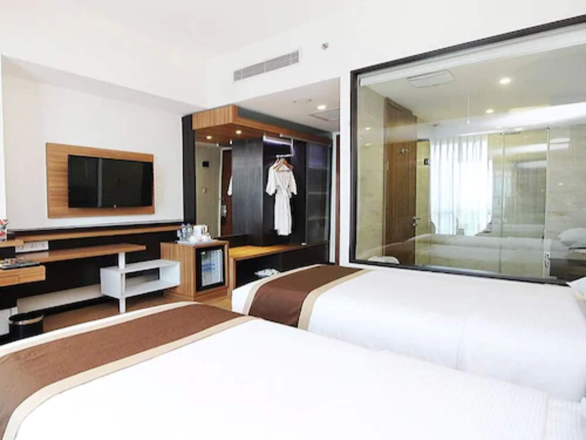 Java Palace Hotel Cikarang Esterno foto