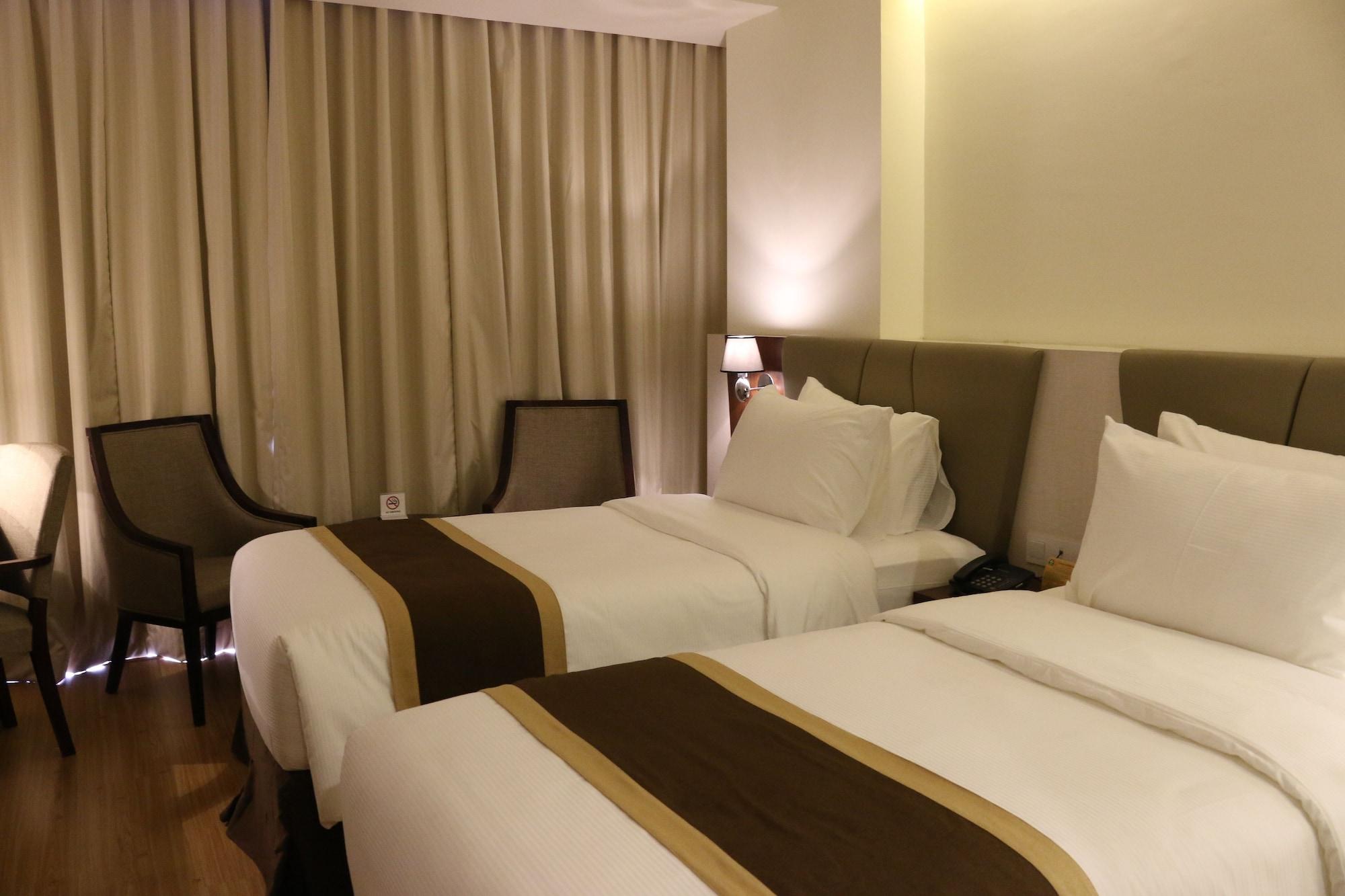 Java Palace Hotel Cikarang Esterno foto