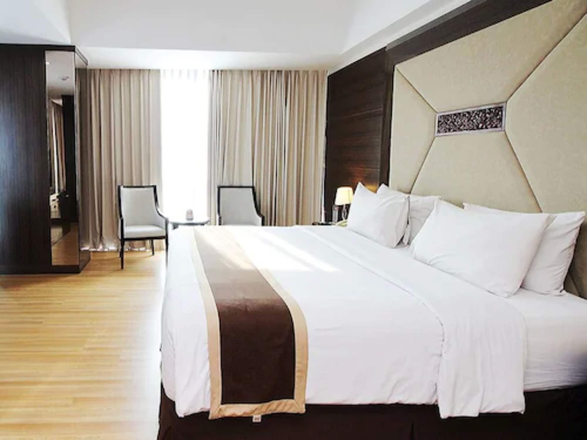Java Palace Hotel Cikarang Esterno foto