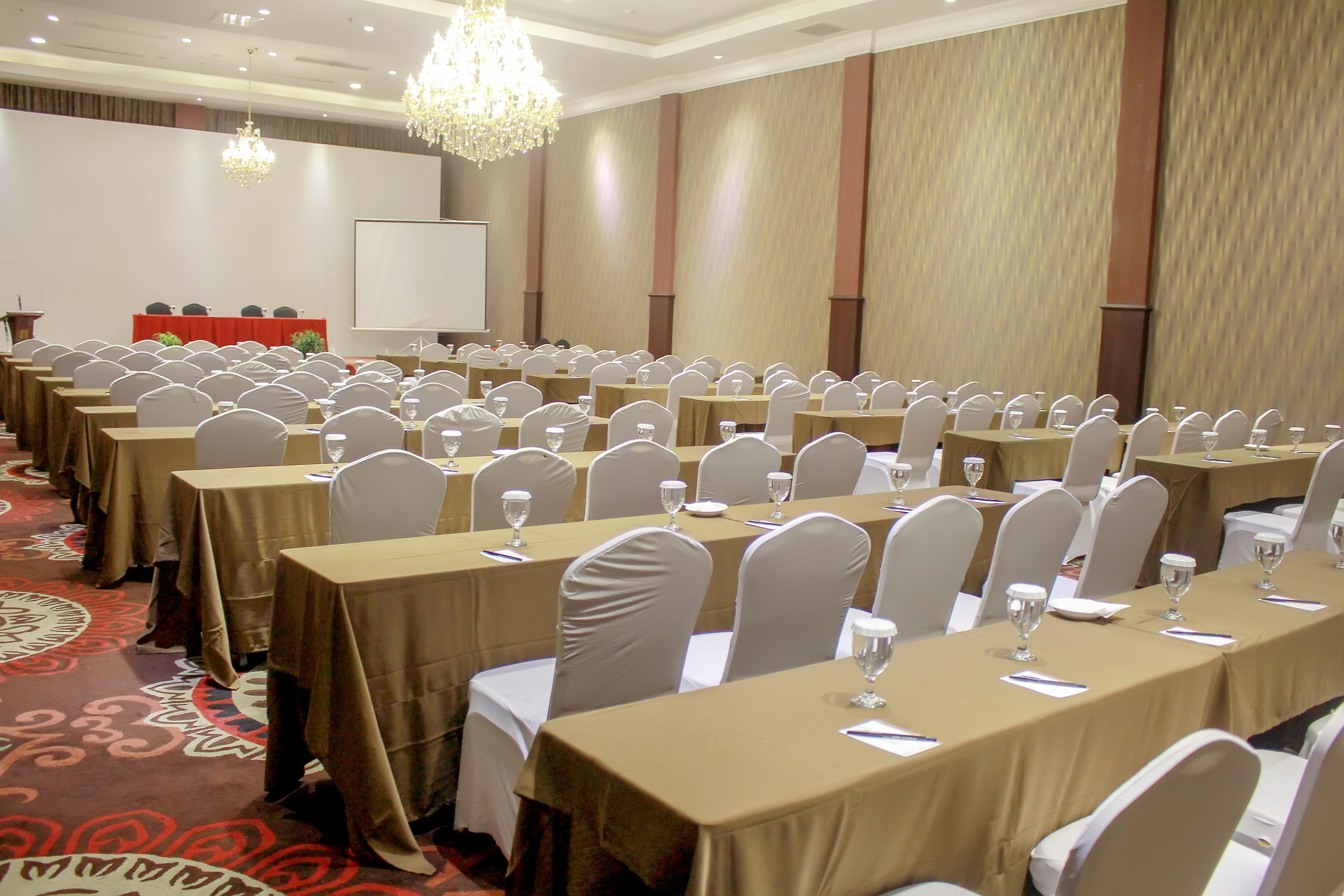 Java Palace Hotel Cikarang Esterno foto
