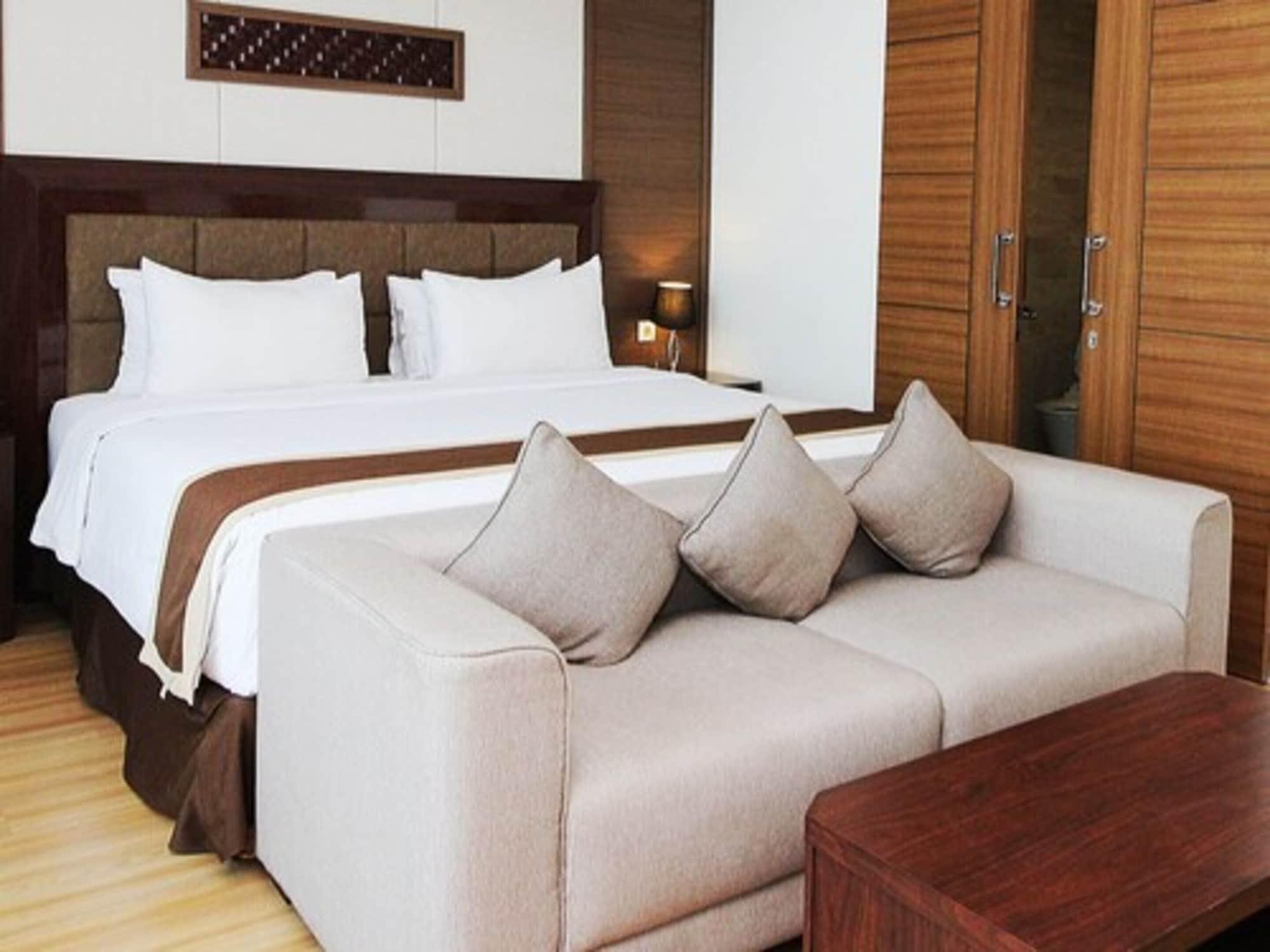 Java Palace Hotel Cikarang Esterno foto